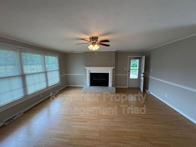 8020 Linville Rd in Oak Ridge, NC - Building Photo - Building Photo