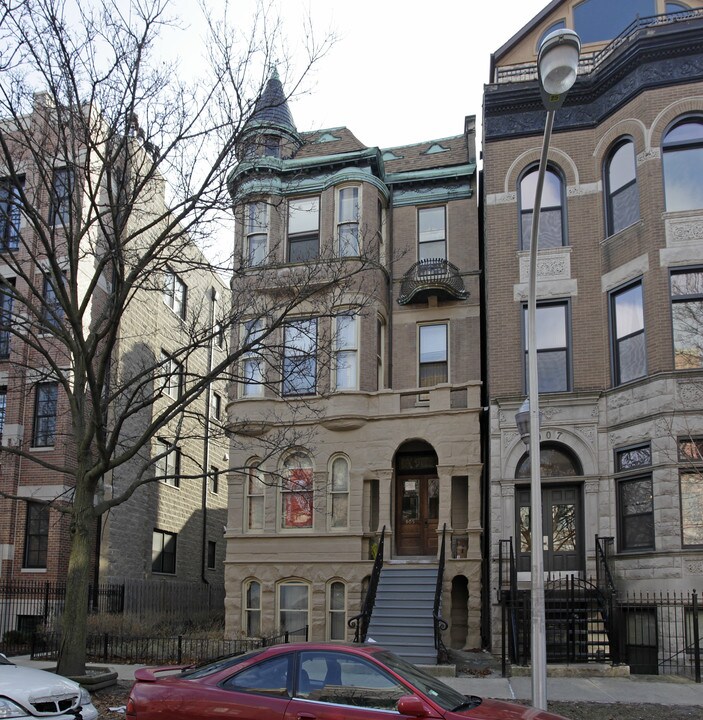 905 W Fletcher St in Chicago, IL - Foto de edificio