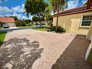 10530 NW 52nd Terrace in Doral, FL - Building Photo - Building Photo