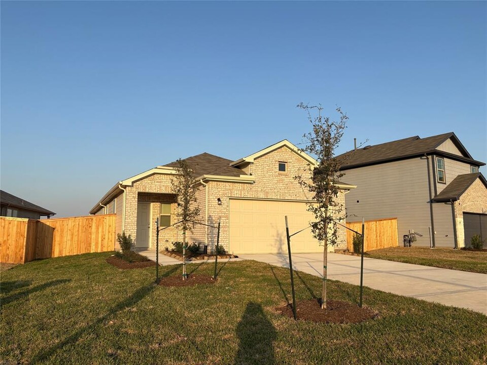15145 Cyn Rpds Rd in Conroe, TX - Foto de edificio
