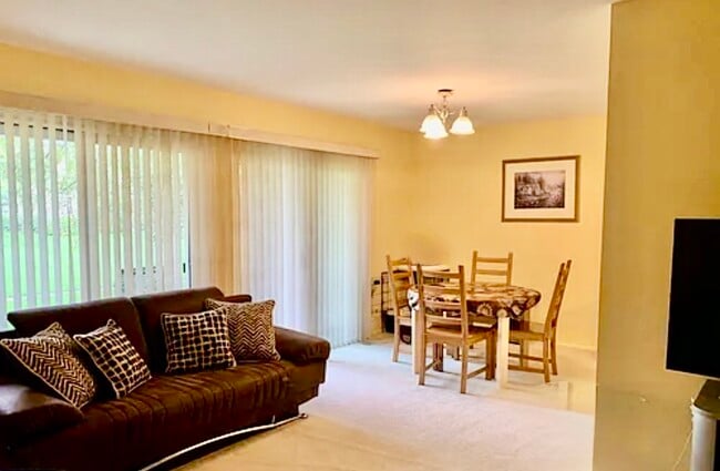 1153 Silverwood Ct in Wheeling, IL - Foto de edificio - Building Photo