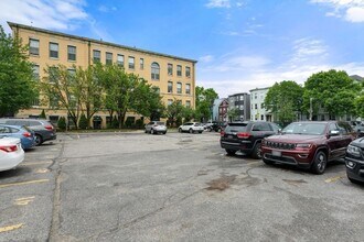 350 W 4th St, Unit 103 in Boston, MA - Foto de edificio - Building Photo