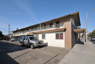 902 E 17th St in Santa Ana, CA - Building Photo - Building Photo