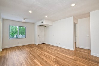 10910 Summerdale Way, Unit Summerdale Way #340 in San Diego, CA - Building Photo - Building Photo