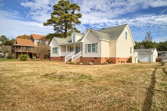 9469 Glass Rd in Hayes, VA - Foto de edificio - Building Photo