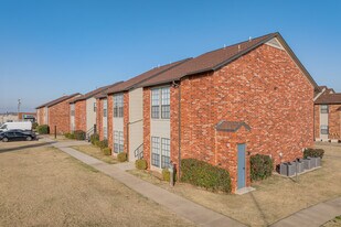 Country Club Apartments in El Reno, OK - Building Photo