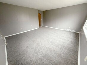 7402 Park Ln-Unit -Unit 3 in Cleveland, OH - Building Photo - Building Photo