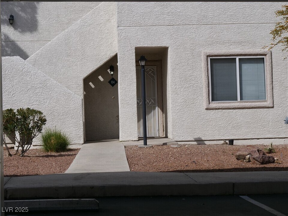 636 Yacht Harbor Dr in Las Vegas, NV - Building Photo