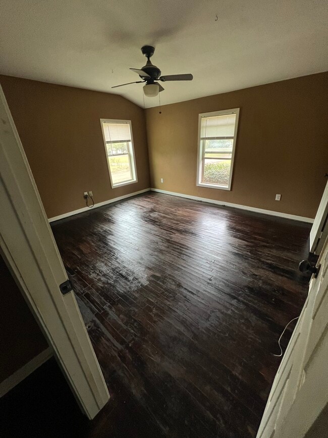 201 S Rosanah St in Troup, TX - Building Photo - Building Photo