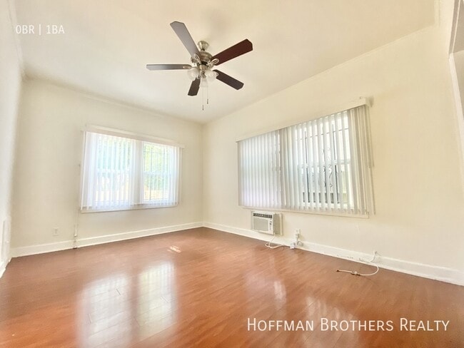 563 Heliotrope Dr, Unit 100 in Los Angeles, CA - Building Photo - Building Photo