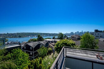 2121 Waverly Pl N in Seattle, WA - Building Photo - Building Photo