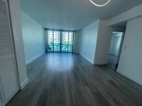 7501 E Treasure Dr, Unit 2L in North Bay Village, FL - Building Photo - Building Photo