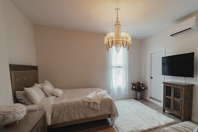 714 N Main St, Unit Dewey's Boutique Apt