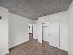 167 N Desplaines St, Unit 1215 in Chicago, IL - Building Photo - Building Photo