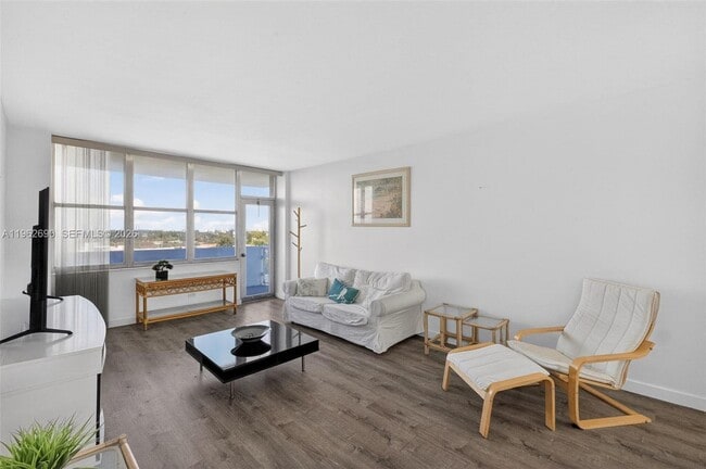 7441 Wayne Ave in Miami, FL - Foto de edificio - Building Photo