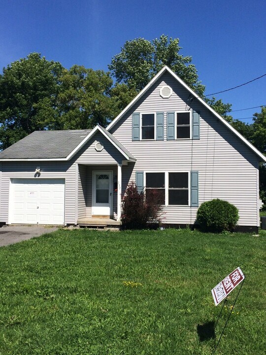 232 W Roswell Ave in Nedrow, NY - Building Photo