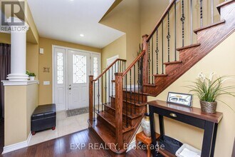 3270 Robert Brown Blvd in Oakville, ON - Building Photo - Building Photo