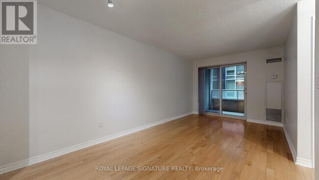 250 Wellington St W in Toronto, ON - Building Photo - Building Photo