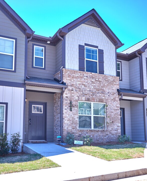 3002 Bayrose Cir in East Point, GA - Building Photo