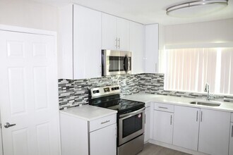 323 Spanish River Blvd in Boca Raton, FL - Foto de edificio - Building Photo