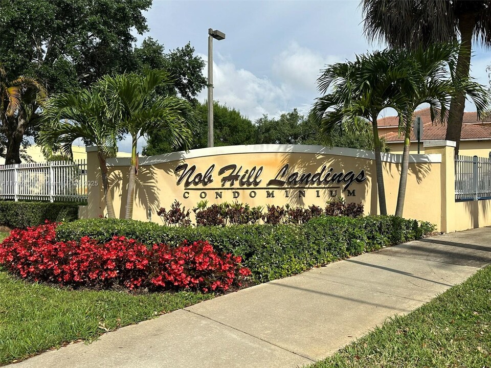 9907 Westwood Dr in Tamarac, FL - Building Photo