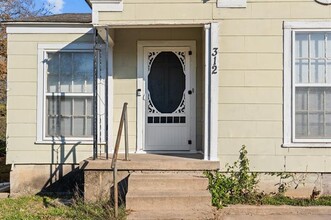 312 W Weatherford St in Weatherford, TX - Building Photo - Building Photo