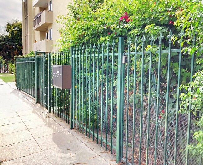 1311 N Mansfield Ave in Los Angeles, CA - Foto de edificio - Building Photo