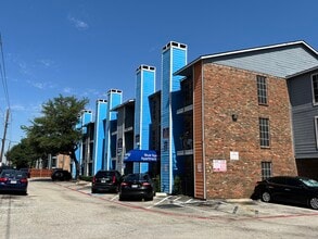 Blue Springs Apartments in Dallas, TX - Foto de edificio - Building Photo