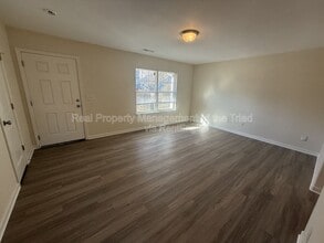 2318 Deerbrook Forest Ln in Greensboro, NC - Foto de edificio - Building Photo