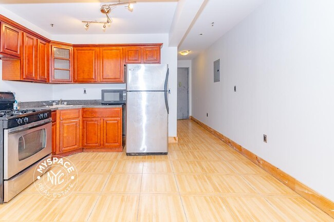 974 St Marks Ave, Unit BC in Brooklyn, NY - Building Photo - Building Photo