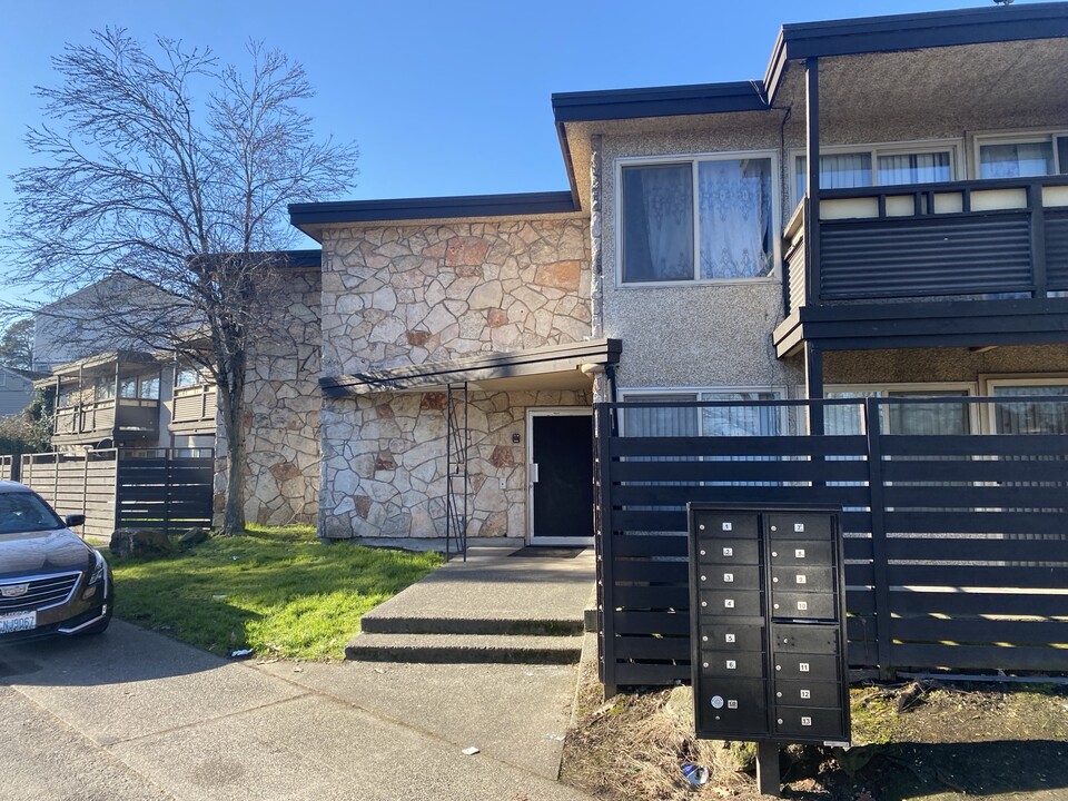 Eden Apartments in Seattle, WA - Building Photo