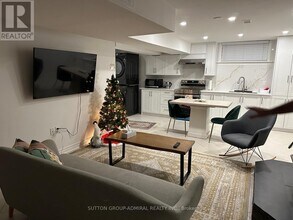 447 Taylor Mills Dr S in Richmond Hill, ON - Building Photo - Building Photo