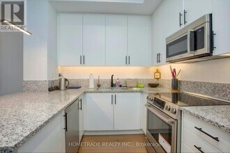 40 Lunar Cres in Mississauga, ON - Building Photo - Building Photo