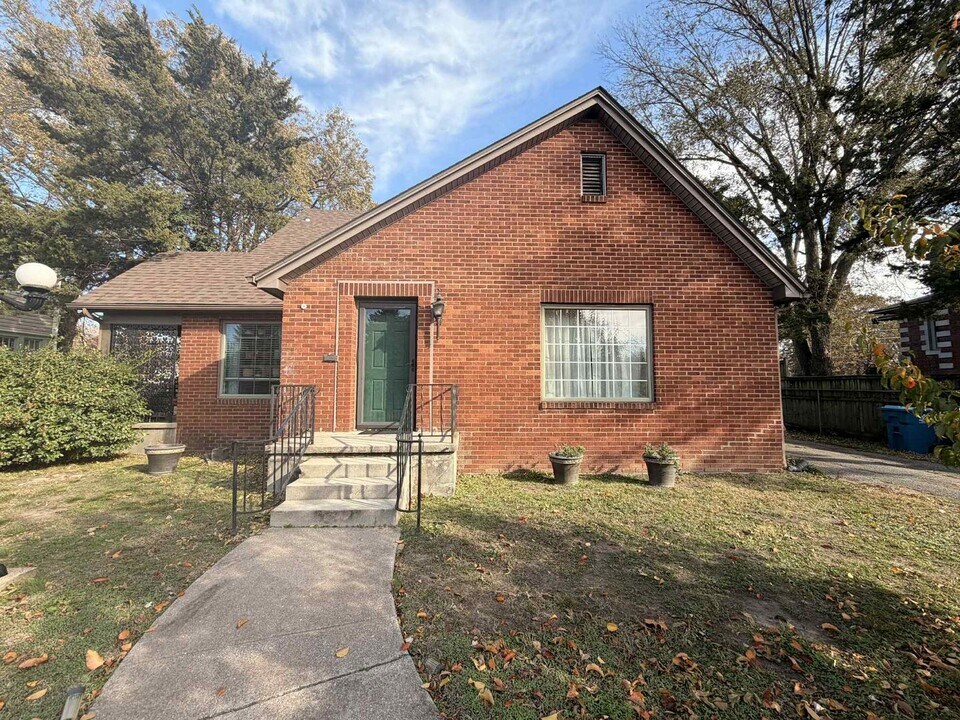 411 S Jackson Ave in Joplin, MO - Building Photo