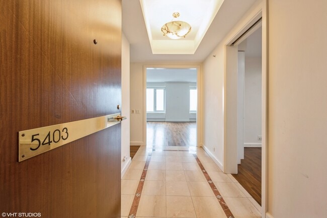 132 E Delaware Pl in Chicago, IL - Building Photo - Building Photo