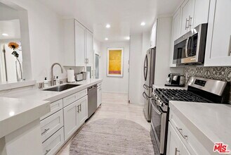 838 S Barrington Ave in Los Angeles, CA - Building Photo - Building Photo