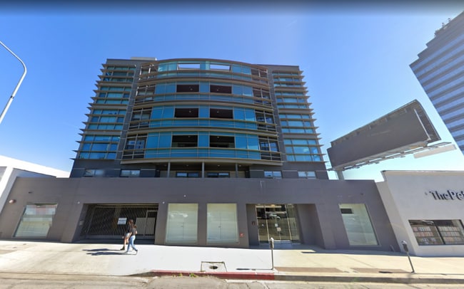 12028 Wilshire Blvd in Los Angeles, CA - Building Photo - Building Photo