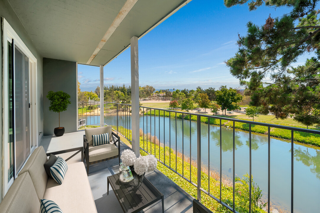 Mariner's West Apartments in San Mateo, CA - Building Photo