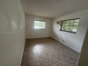 923 SE 2nd Ave in Hallandale Beach, FL - Foto de edificio - Building Photo