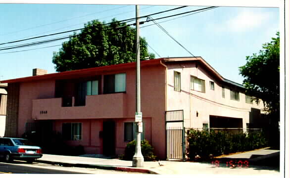 1244 E 4th St in Long Beach, CA - Foto de edificio - Building Photo