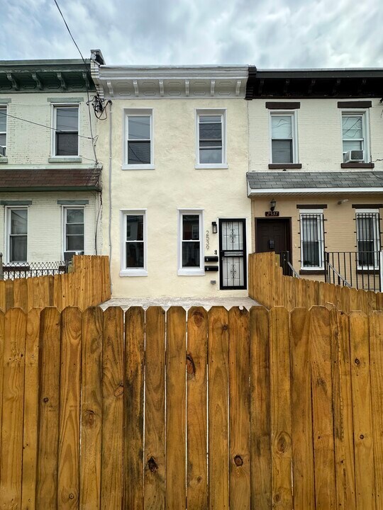 2539 N Marshall St, Unit A in Philadelphia, PA - Building Photo