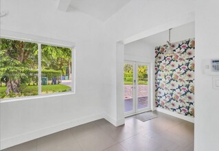 12401 SW 80th Ave in Pinecrest, FL - Foto de edificio - Building Photo