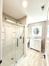 329 W Main St in Kerrville, TX - Building Photo - Building Photo