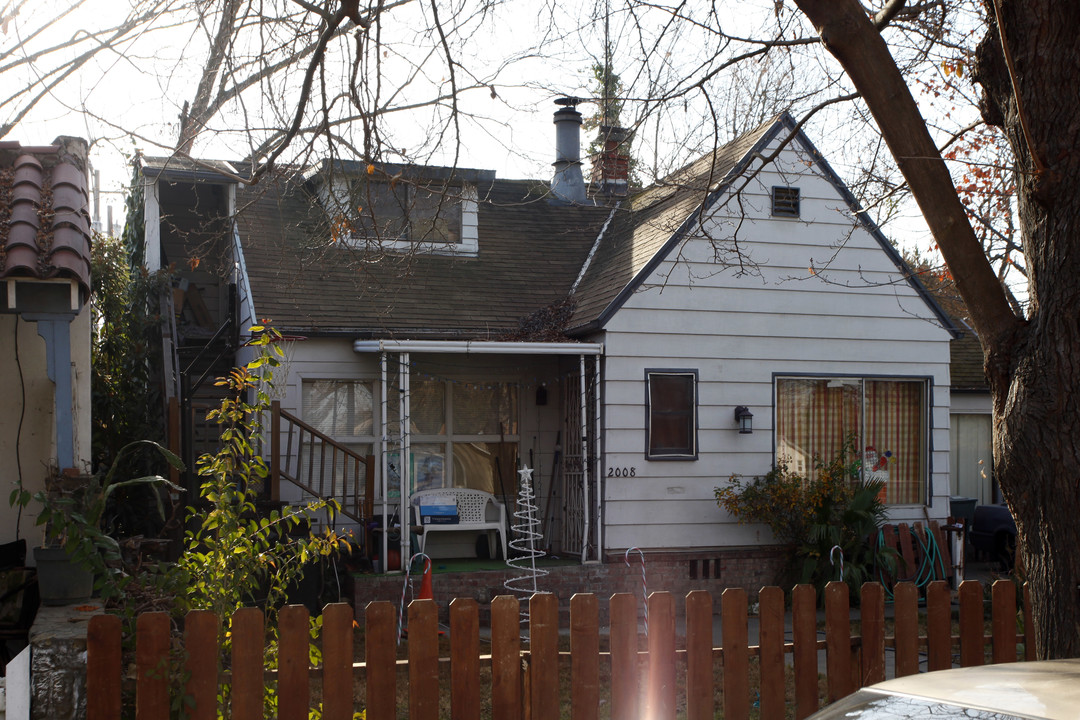 2008 El Monte Ave in Sacramento, CA - Building Photo