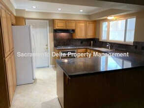 6400 Creekcrest Cir in Citrus Heights, CA - Building Photo - Building Photo