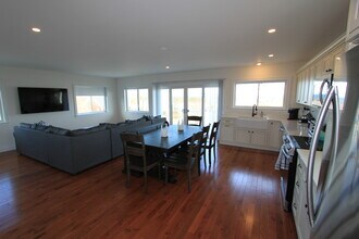 69 Knott Ave in Sandwich, MA - Foto de edificio - Building Photo