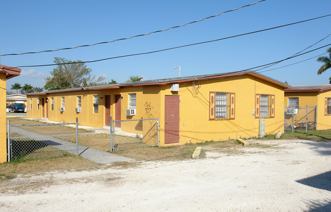 945-969 NW 2nd Ave in Homestead, FL - Foto de edificio - Building Photo