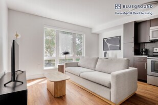 10595 Main St in Bellevue, WA - Building Photo