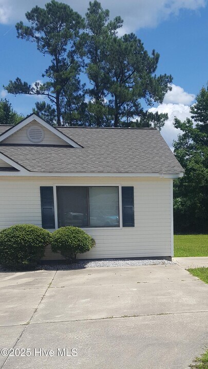 1927 Countrywood Blvd in Jacksonville, NC - Building Photo