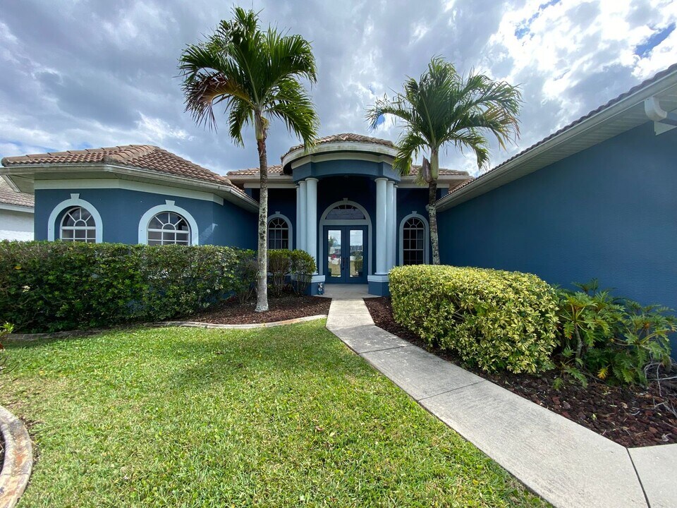 1024 SE 5th Terrace in Cape Coral, FL - Building Photo